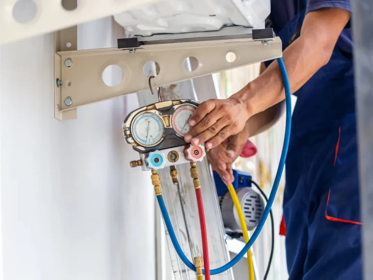 Técnico reparando fuga de gas en aire acondicionado